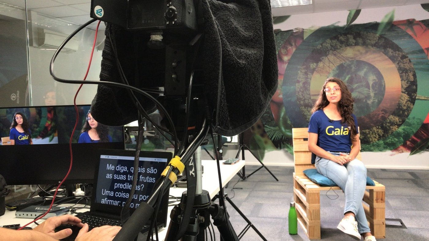 Jéssica Freitas nos bastidores da gravação de uma aula, sentada em frente às câmeras