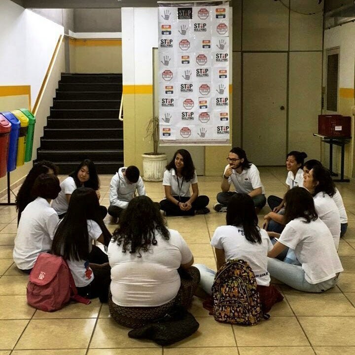 Roda de conversa com estudantes em atividade de educomunicação sobre combate ao bullying