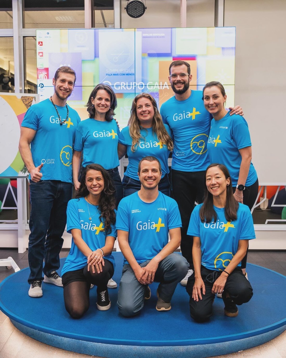 Equipe da ONG Gaia+ reunida, vestindo camisetas da marca